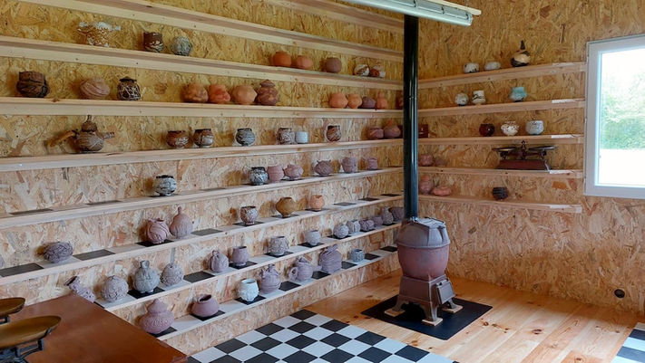 Photo de l'atelier de poterie raku à coté de Poitiers, avec ses étagères remplies de bols raku
