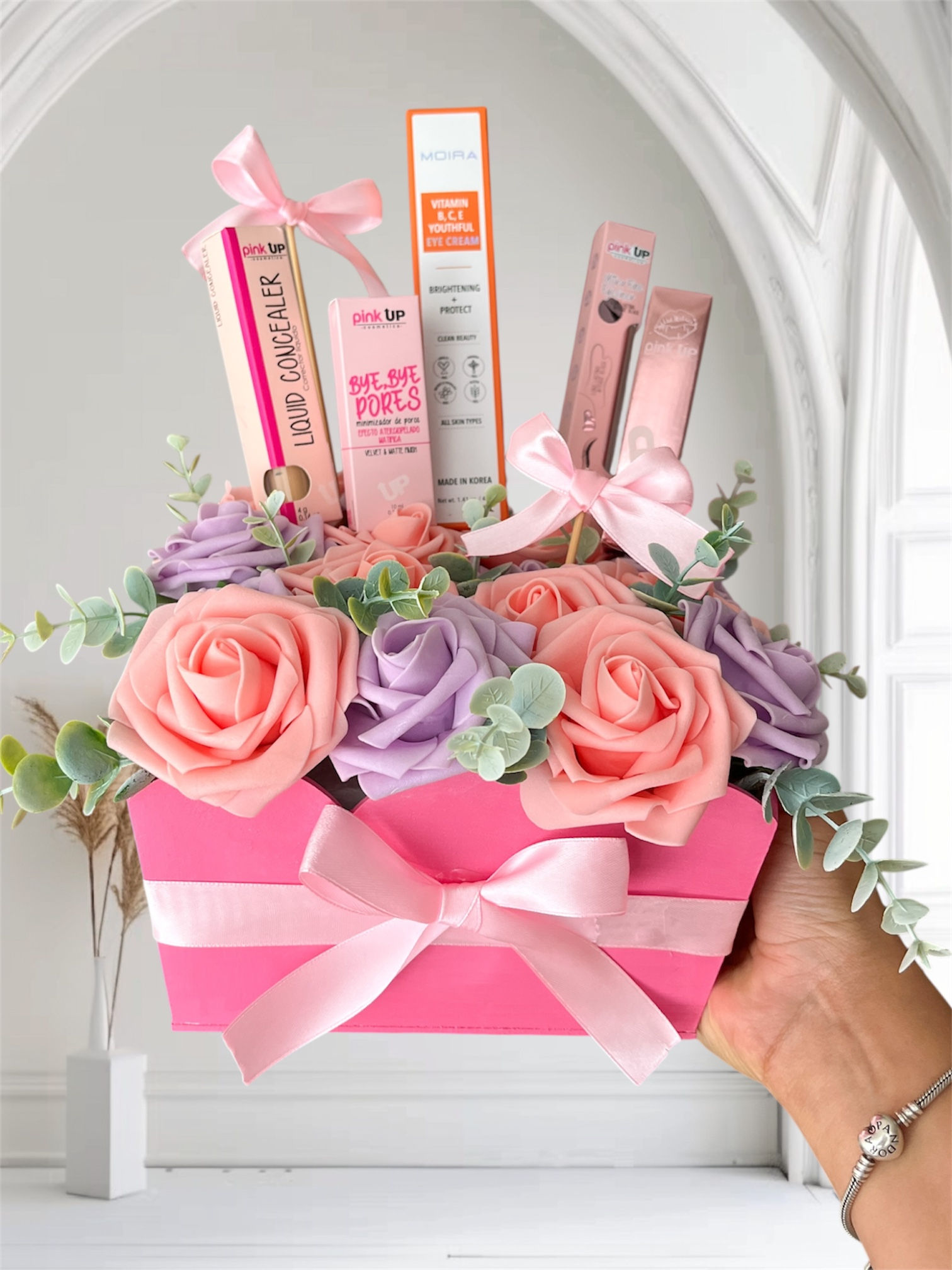 Arreglo floral con maquillaje