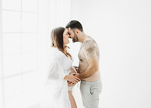 un shooting photo grossesse pour ce couple heureux près d'Artenay