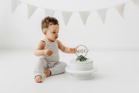Photo d’anniversaire bébé qui souffle sa première bougie près de Saran