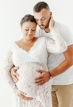 un couple lors d'une séance photo grossesse
