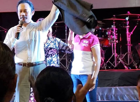 Salad Vang ministering to a crowd at a Healing The Nations event