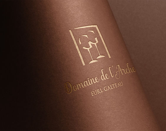 Une identité pensée pour sublimer la bouteille sans entrer en concurrence avec la robe du vin.
