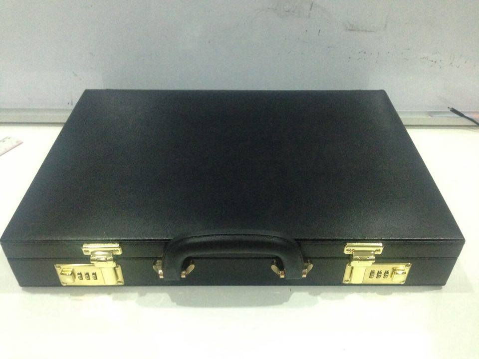 ภาพขนาดย่อ: กระเป๋าหนังเจมส์บอนด์ใหม่เอี่ยม