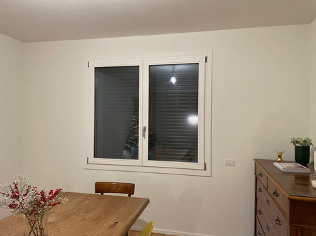 finestre in legno laccato a due ante