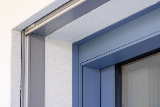 Dettaglio alzante scorrevole in legno massello naturale e alluminio con tenda motorizzata