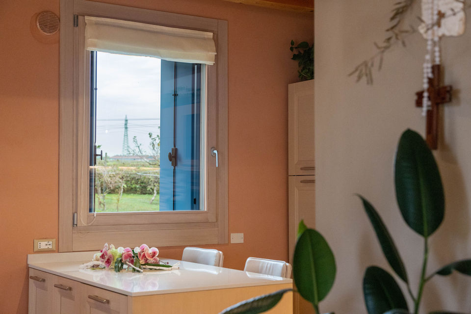 cucina con finestra in legno alluminio classica realizzata con legno naturale massello