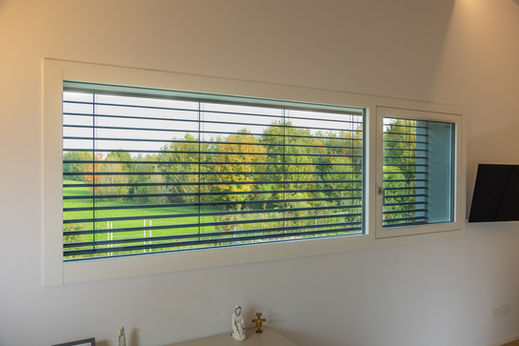 Infisso in legno alluminio su misura composto da fisso laterale e finestra in legno alluminio apribile