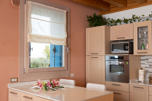 cucina con serramento in legno alluminio classico realizzato con legno naturale massello