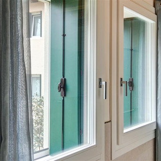 infissi in legno visti da dentro situati a Vicenza