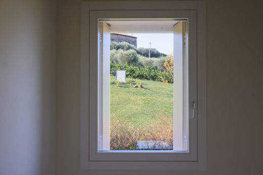 finestra in legno con apertura ad anta e ribalta con doppio vetro