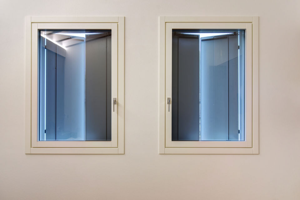finestre con cerniere a scomparsa in legno alluminio minimale