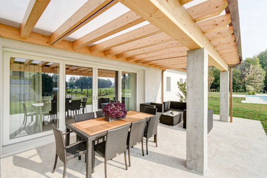 portico di abitazione a Vicenza con serramento alzante scorrevole in legno