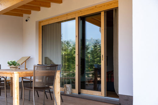 vetrata alzante scorrevole in due ante realizzata con legno di abete massello naturale