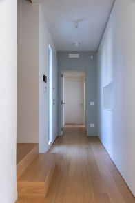 porte interne modello wall system, porte wall system, porte in legno filo muro, infissi e serramenti tondin, tondin serramenti gazzo