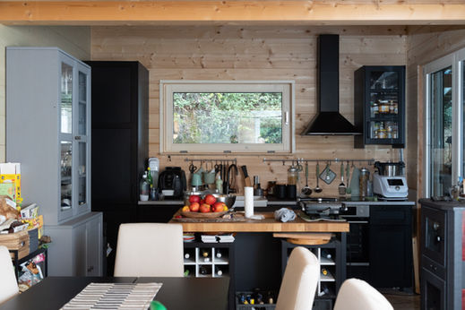 finestra a vasistas per cucina realizzata in legno alluminio dal profilo piatto con legno massello naturale