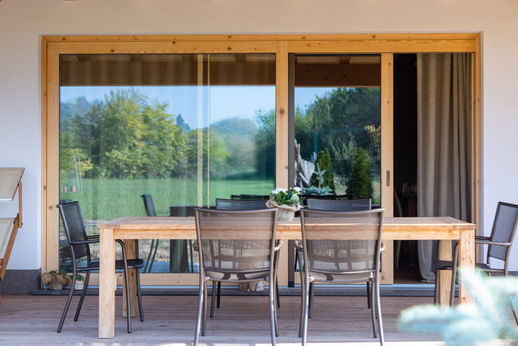 vista esterna di alzante scorrevole in legno da 80 mm in legno massello naturale