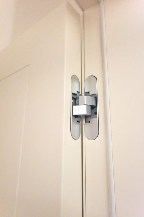 dettaglio cerniera a scomparsa su porte interne in legno