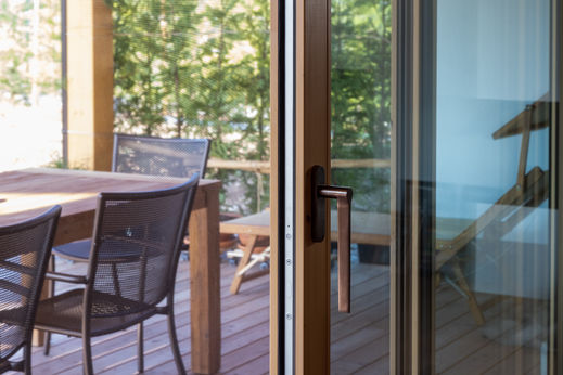 dettaglio maniglione per alzante scorrevole in legno massello naturale