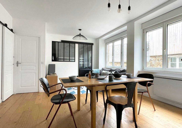 Séjour au mobilier contemporain style industriel