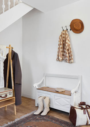 Banc d'entrée de maison avec chaussures et tapis