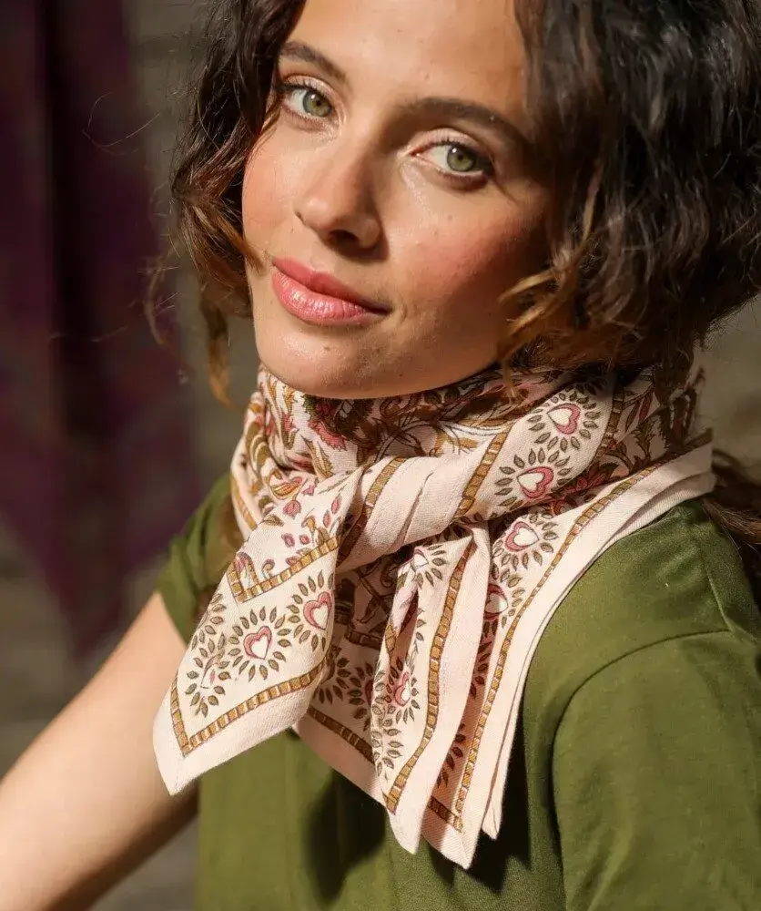 Foulard Mina rose poudré porté autour du cou – look bohème chic