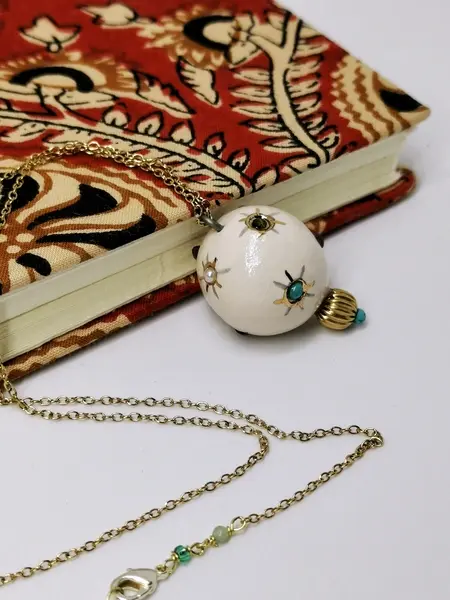 Miniature : Collier créateur Boule Bea Ma&Lo posé sur carnet imprimé