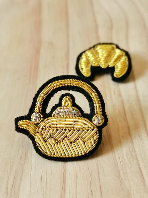 Miniature : Broche femme croissant et thé