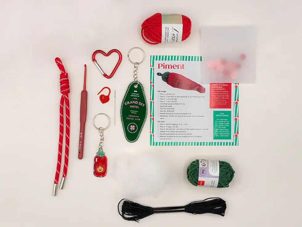 Miniature : Contenu complet du Kit DIY Crochet Lucky Pepper La Petite Épicerie – pelotes de coton, crochet, accessoires et tutoriel
