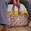 Miniature : Sac week-end fleuri Mina Améthyste porté à la main, tissu blockprint artisanal
