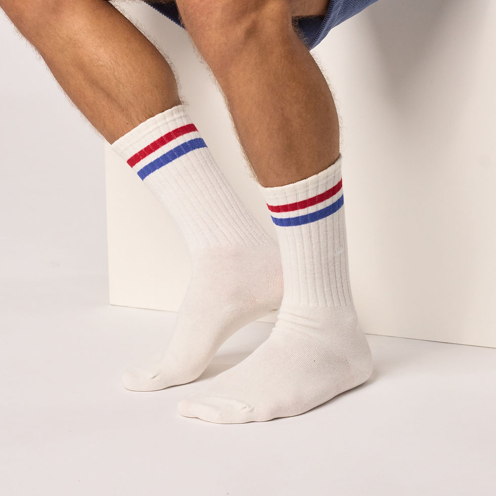 Chaussettes Billybelt blanc, rouge et bleu portées – style tennis rétro