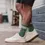 Miniature : chaussettes vertes à double bande blanche style sportswear avec sneakers blanches