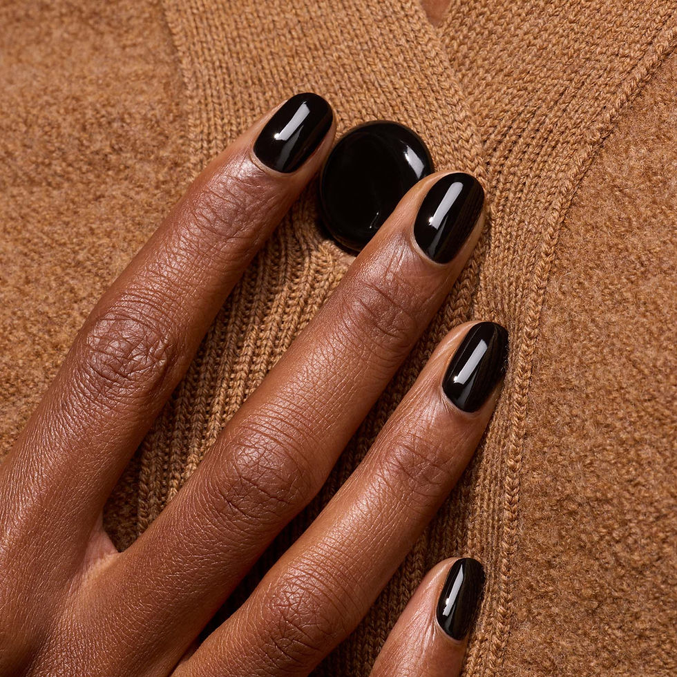Vernis Green Licorice Manucurist noir intense porté sur les ongles