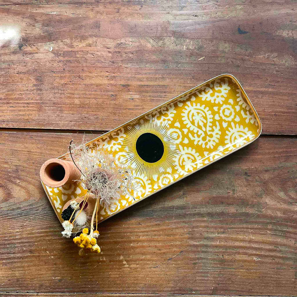 Plateau duo Sunburn ocre Boncoeurs disposé sur une table en bois avec deux petites tasses