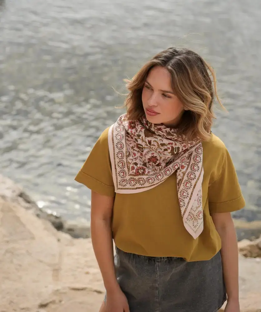 Miniature : Foulard Mina rose poudré sur fond naturel – accessoire bohème aux tons tendres