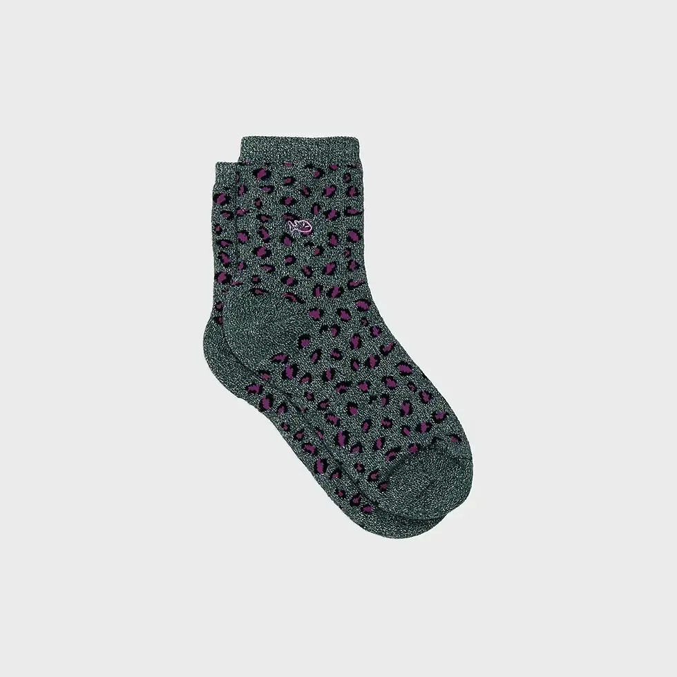 Chaussettes Billybelt motif léopard violet sur fond vert pailleté, vues à plat