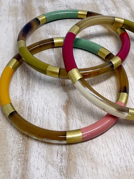 Miniature : Accumulation de bracelets joncs bohèmes aux couleurs florales