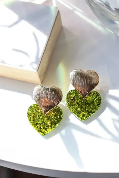 Miniature : bijou fantaisie cœur vert lumineux sur support blanc