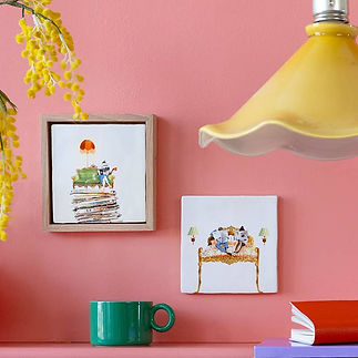 Carreaux en céramique StoryTiles mis en scène dans une décoration murale joyeuse et colorée