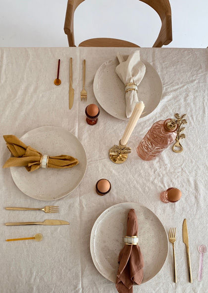 Miniature : Serviette en lin terracotta utilisée pour une décoration de table élégante