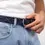 Miniature : Vue de profil de la ceinture Narvick portée avec un t-shirt blanc et un jean clair