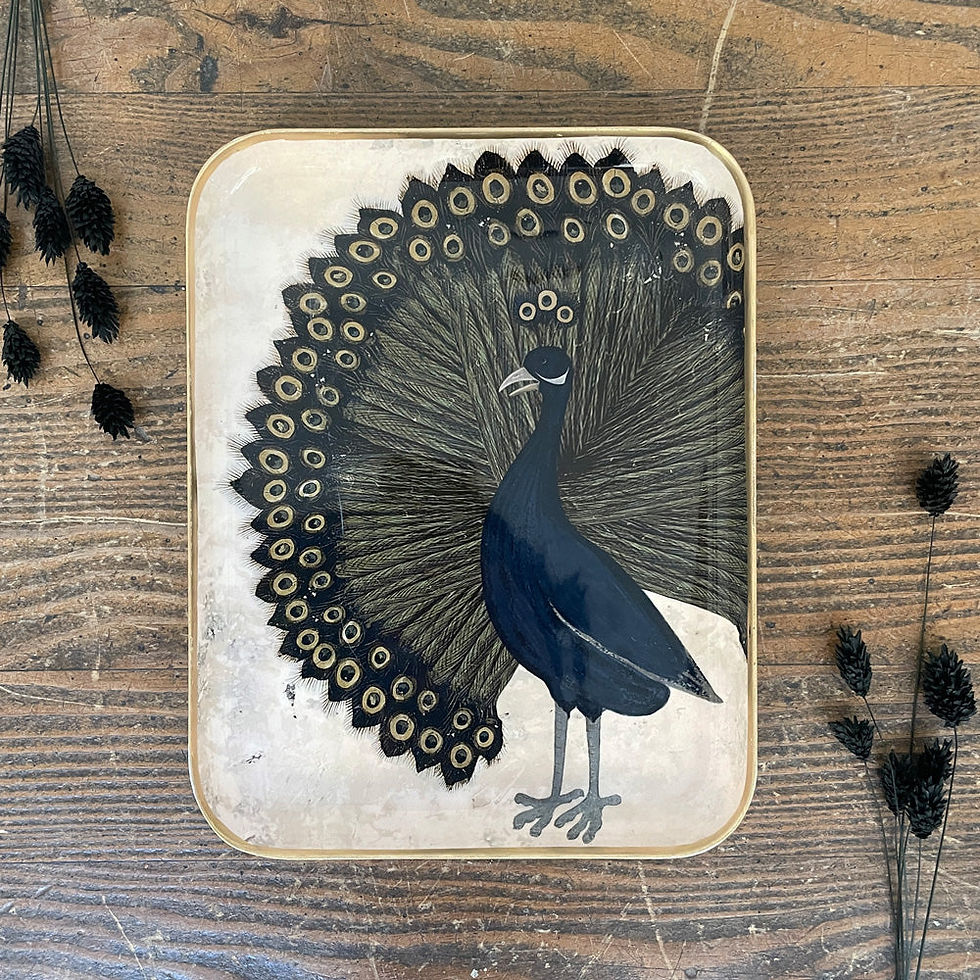 Miniature : Plateau Paon émaillé sur une table patinée, avec détail du plumage bleu et sombre