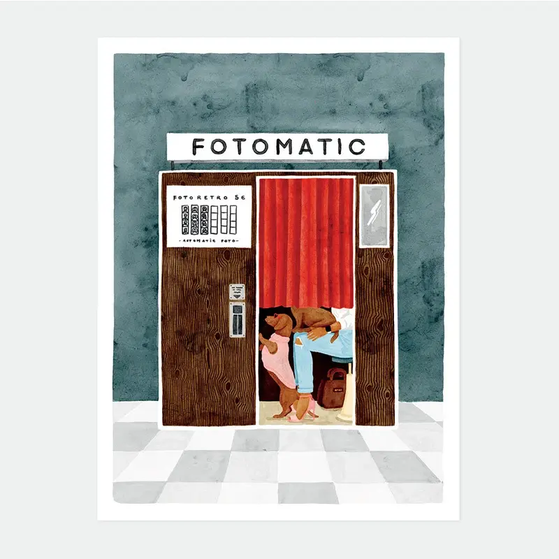Affiche Fotomatic All the Ways to Say, photomaton rétro en bois avec rideau rouge