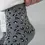Miniature : Détail de la texture et des fils brillants des chaussettes Billybelt motif léopard gris
