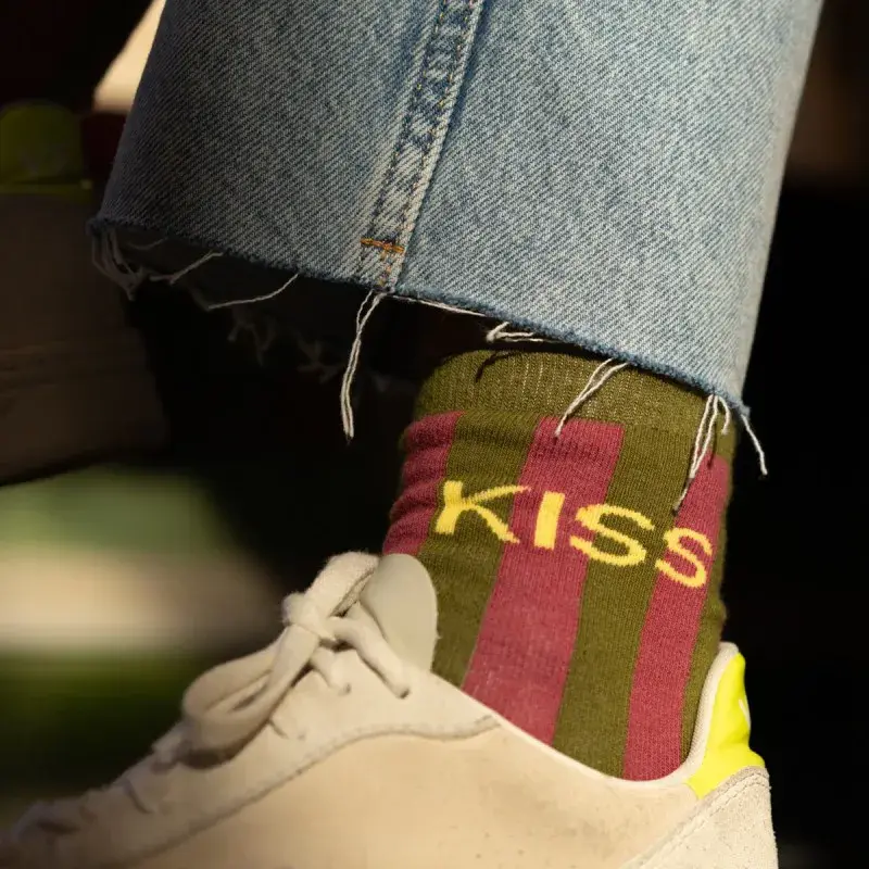 Miniature : Chaussettes KISS portées avec un jean brut et baskets
