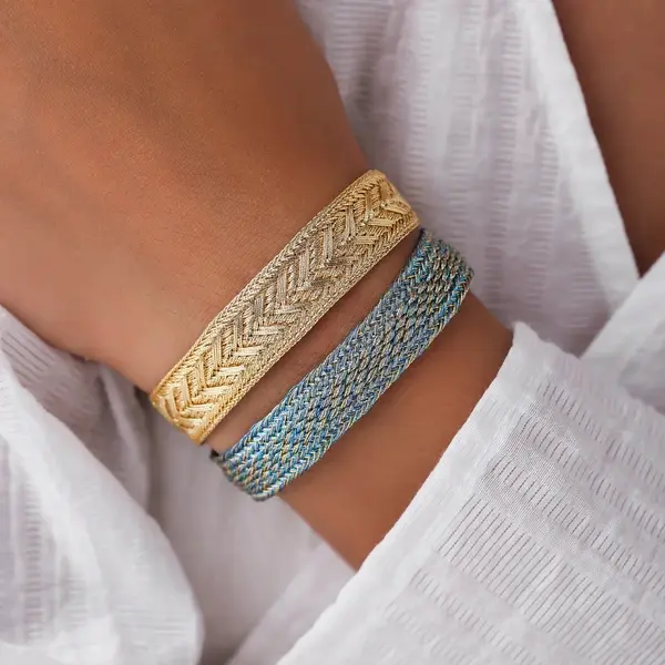 Bracelet Intermix Large Gold Maayaz en fils d’or tressés, motif chevron, vue packshot