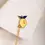 Miniature : pin's citron jaune en émail doré relié par chaîne