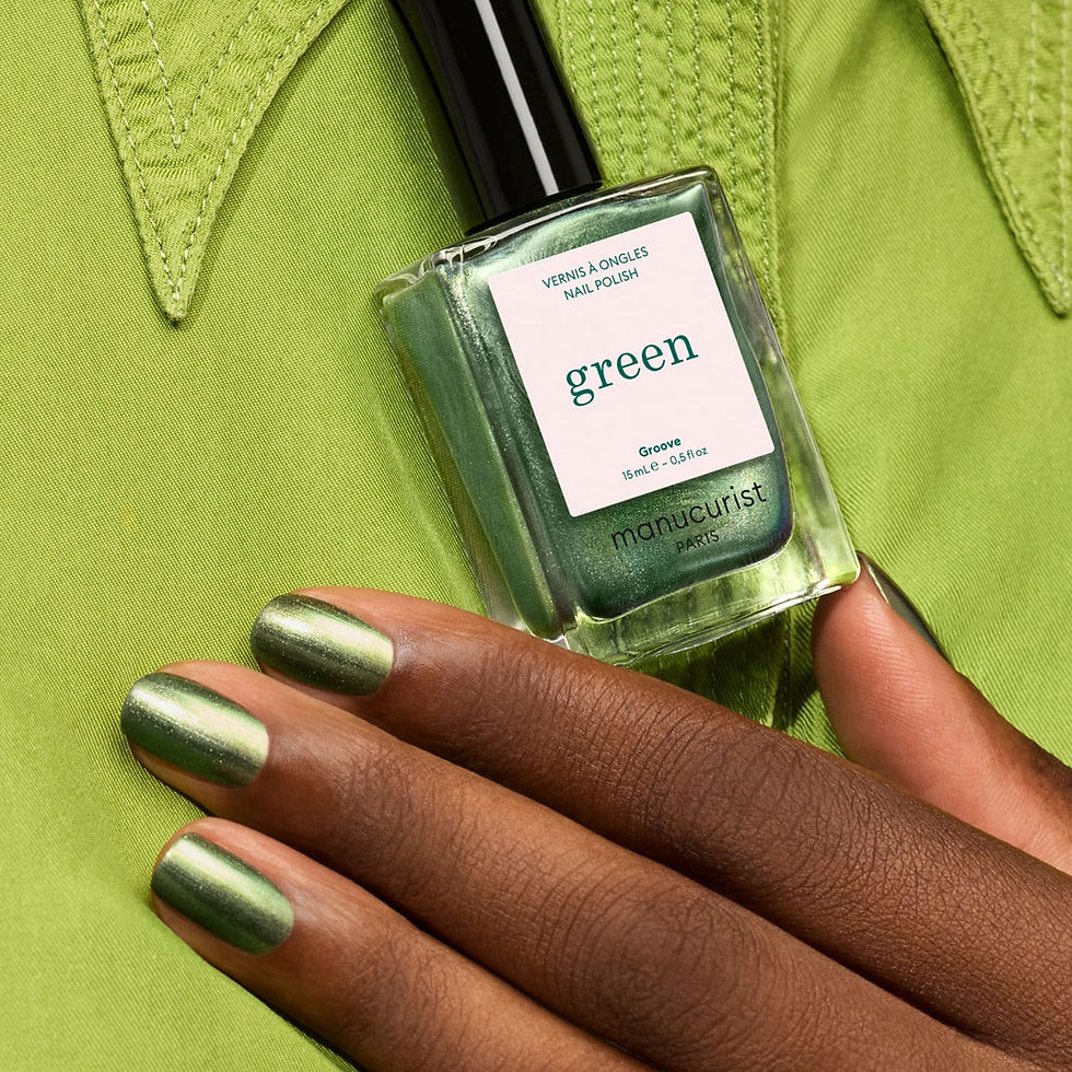 Vernis Green Groove Manucurist vert électrique porté sur les ongles
