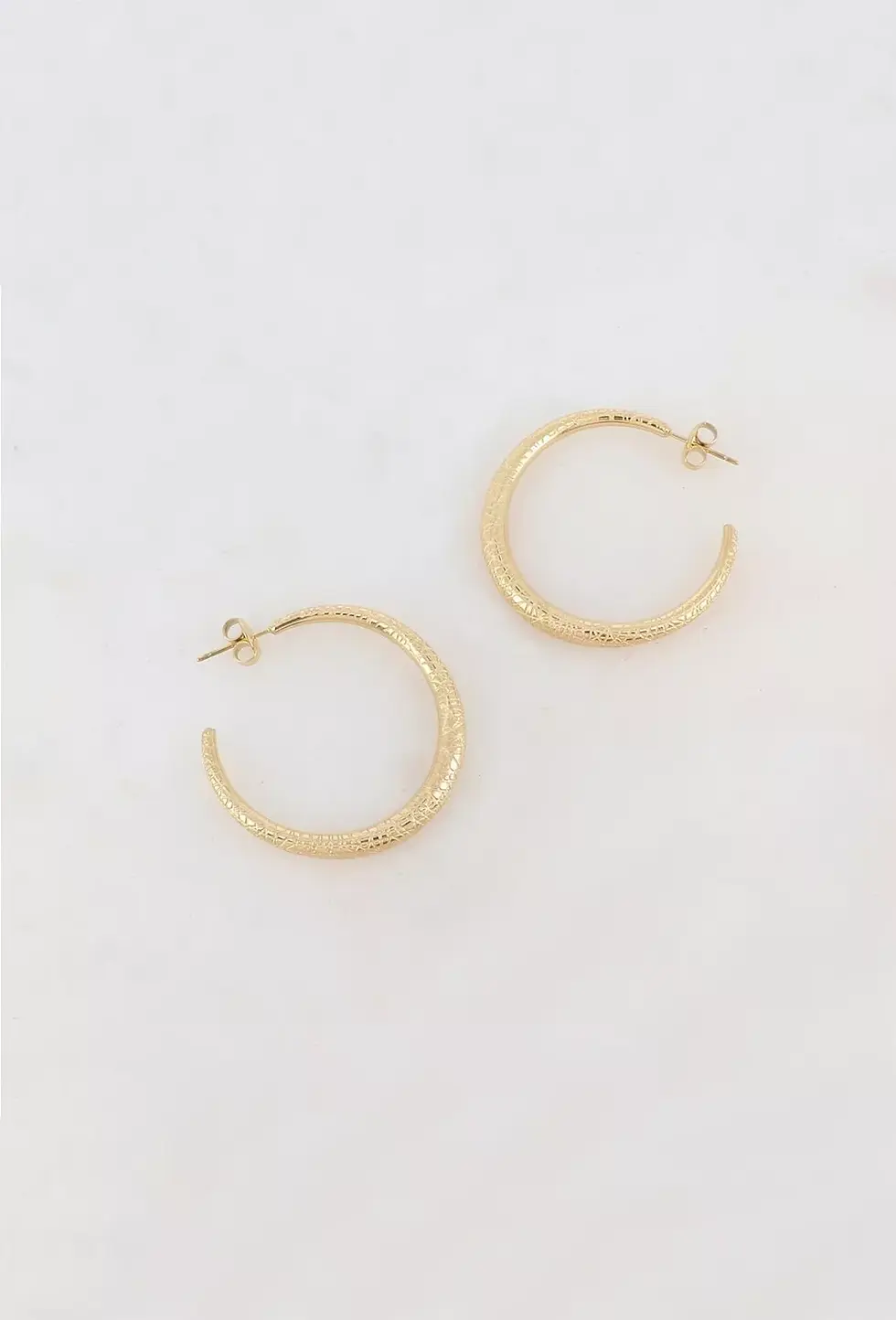Boucles d’oreilles Sabinka M Ikita Paris créoles texturées dorées