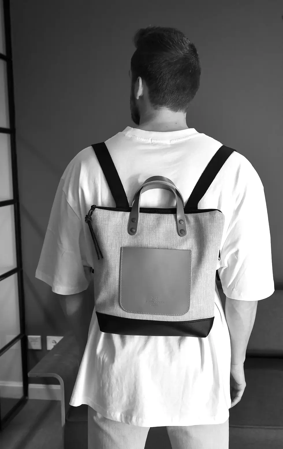Sac à dos compact Daniel Chong Mini porté au dos